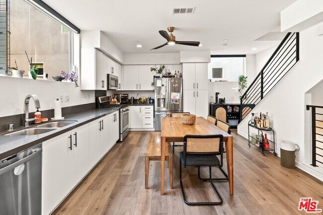 Building Photo - 3034 1/4 N Coolidge Ave