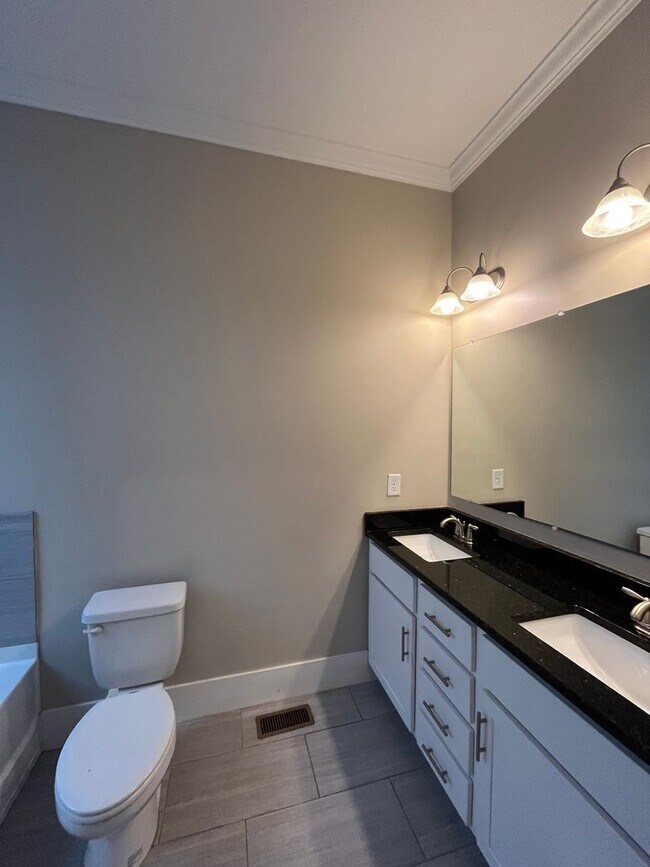 Building Photo - Spacious 3 Bed/2.5 Single Family Home in the Nations, Off Street Parking w Parking pad, Fenced Yard