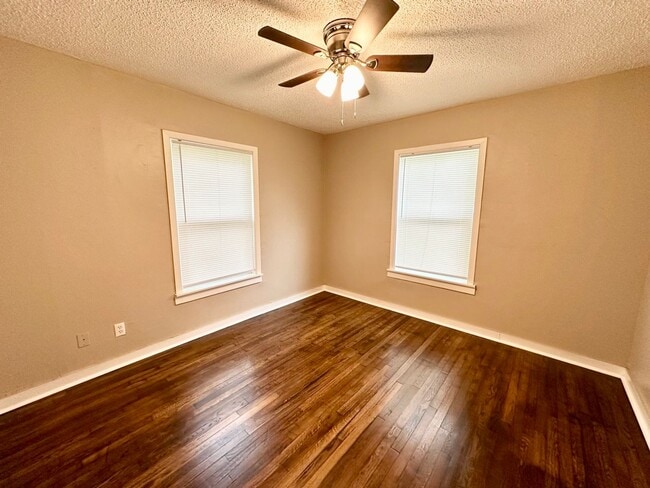 Building Photo - Recently Remodeled 3 Bedroom!