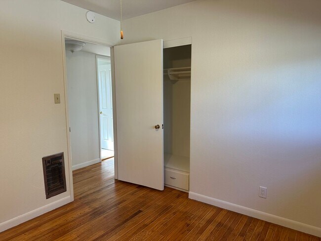 Building Photo - New listing! Beautifully maintained home in convenient location