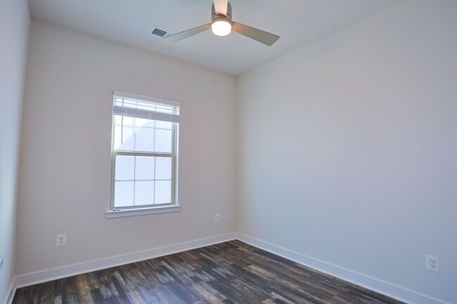 Building Photo - Welcome home to this move-in ready end uni...