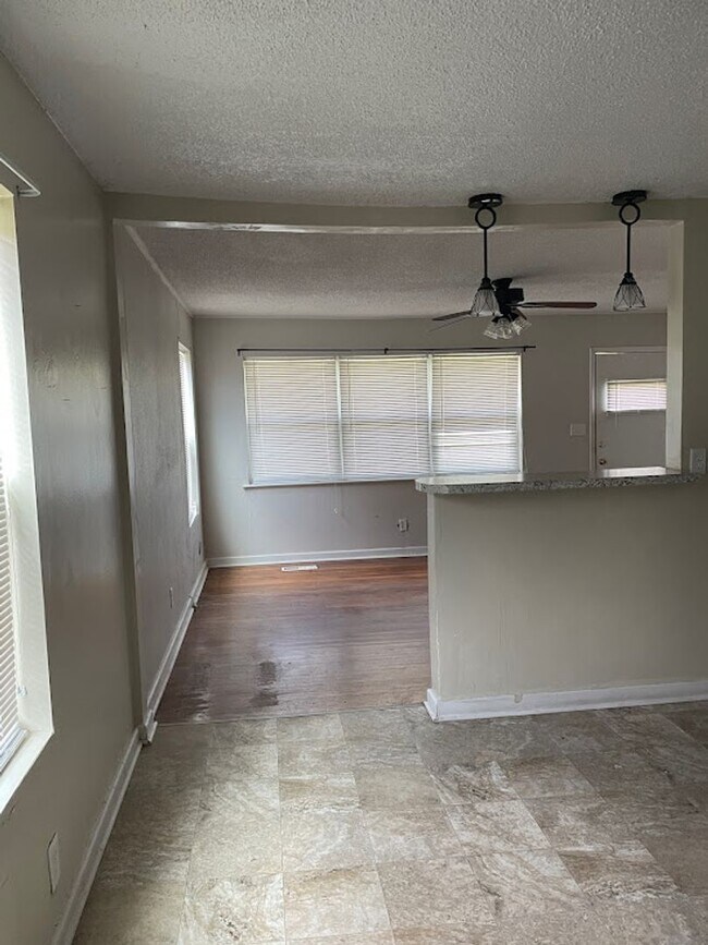 Building Photo - Centrally located 3/2 house