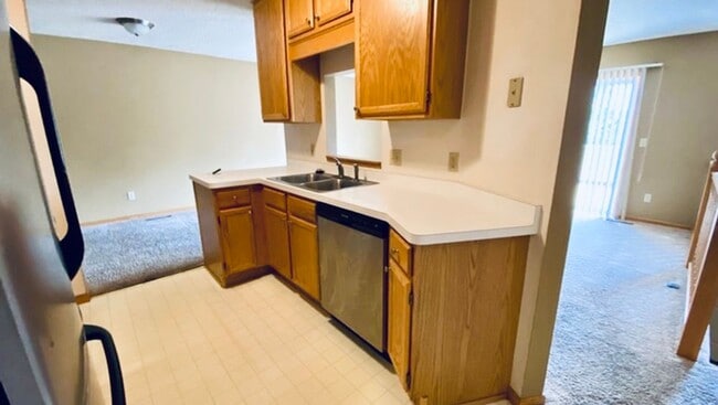 Building Photo - Spacious 2-Bedroom, 2.5 Bathroom, Tri-Leve...