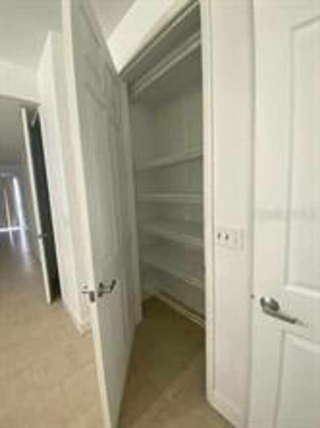 Building Photo - Kissimmee Townhome