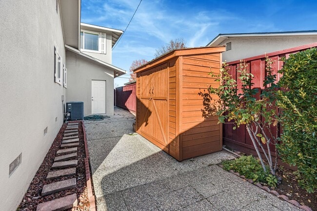 Building Photo - Spacious 4BR/3BA Home in Top-Rated School District!