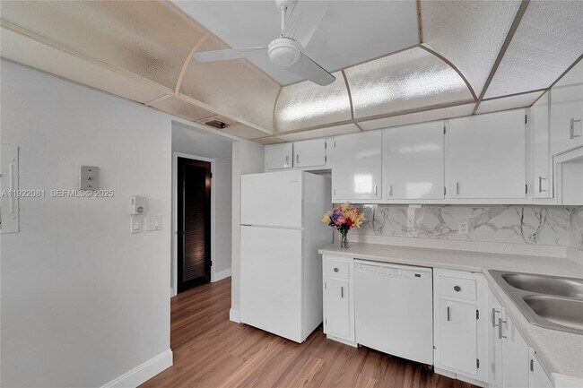 Building Photo - 6101 N Falls Cir Dr