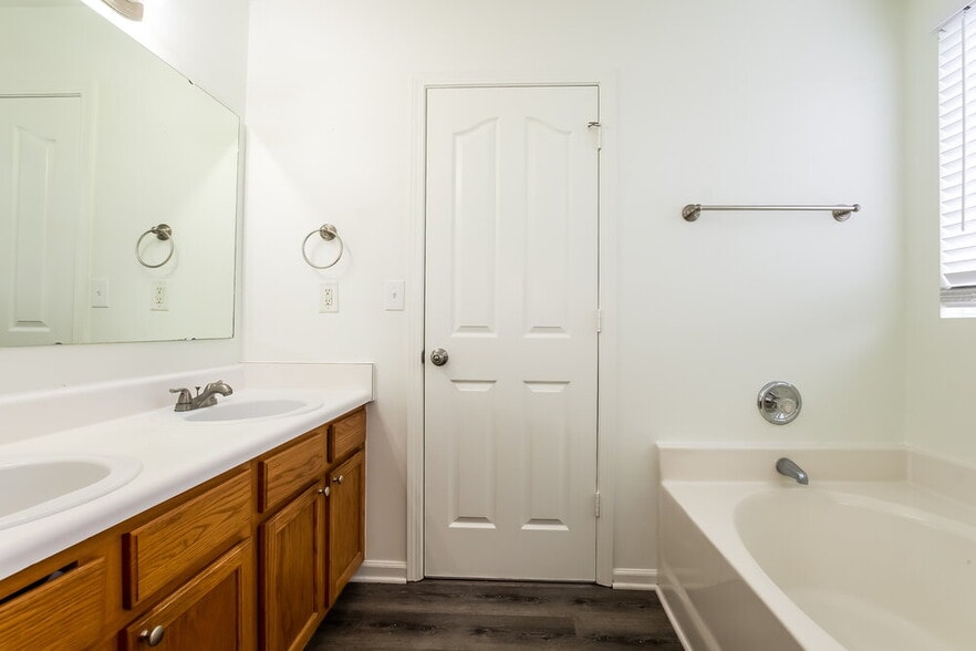 Building Photo - 717 Aberdeen Glen Pl