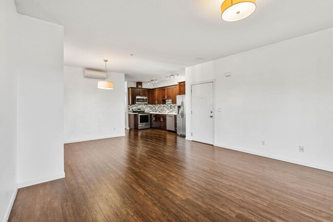 Building Photo - Beautiful, modern 2-bdrm/1-bath condo in v...