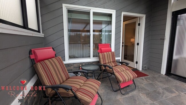 Building Photo - Huge waterfront home, fully furnished, boa...