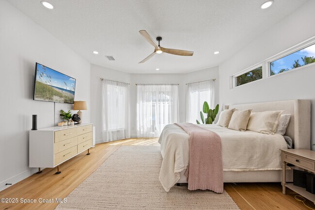 Building Photo - 385 Newport Dr