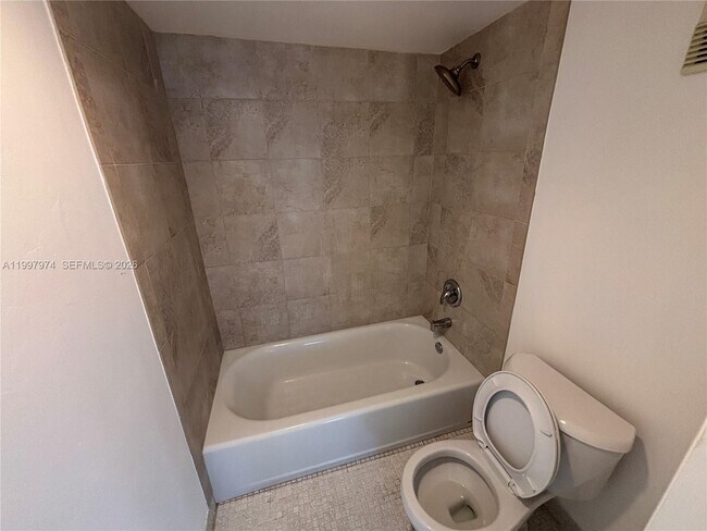 Building Photo - 10854 N Kendall Dr