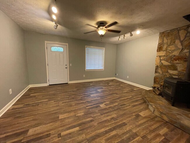 Building Photo - Nice 3/2 House in Armuchee- $1,895