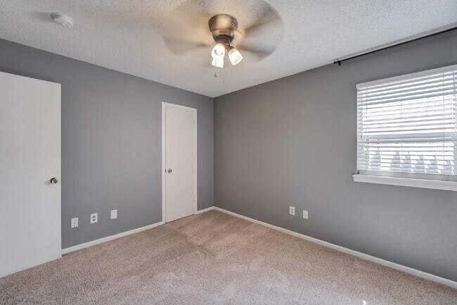 Building Photo - Spacious 3 bed 2 bath with Large Bonus Room!!