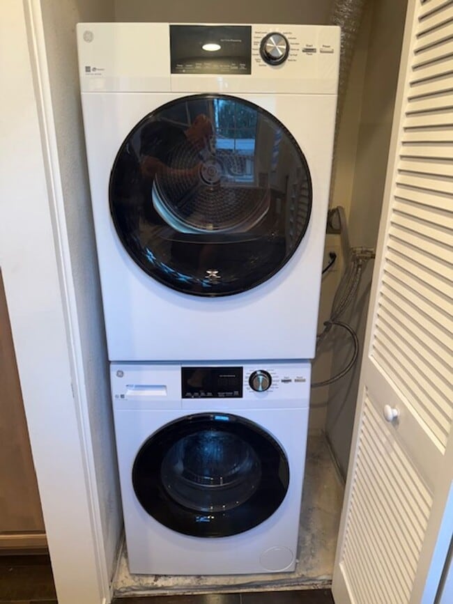 Building Photo - Beautiful Condo in Gated Community