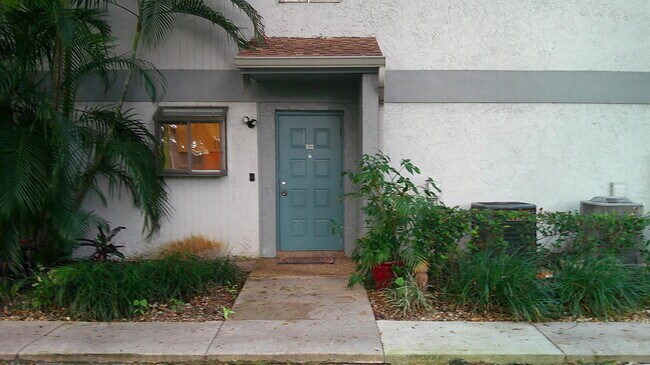 Building Photo - 2733 S Oakland Forest Dr