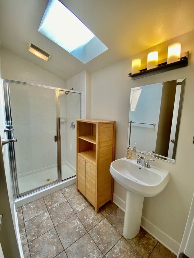 Building Photo - 3Bd/2.5Ba Seattle Townhouse