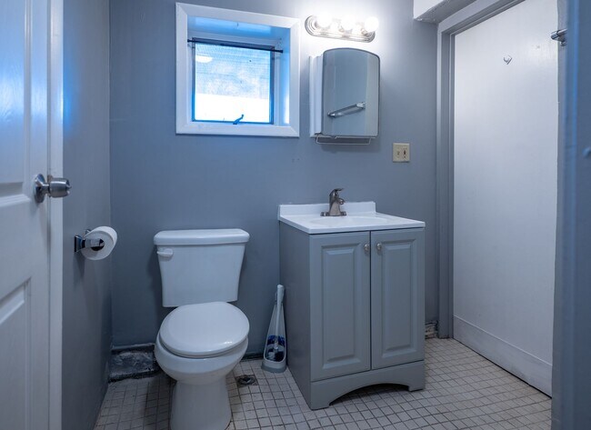 Building Photo - Spacious 1-Bedroom Apartment with Parking & Shared Yard - Midtown Kingston