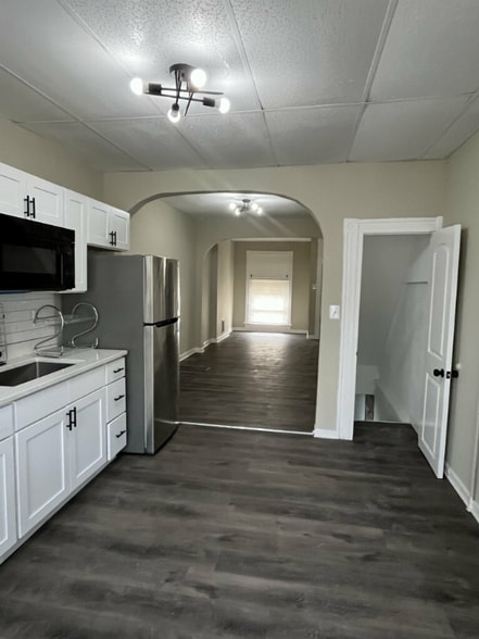 Building Photo - 711 N Streeper St