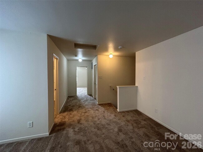 Building Photo - 3015 Meadow Knoll Dr