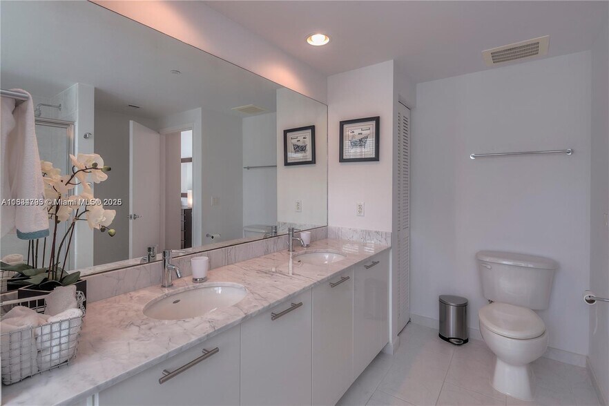 Building Photo - 950 Brickell Bay Dr