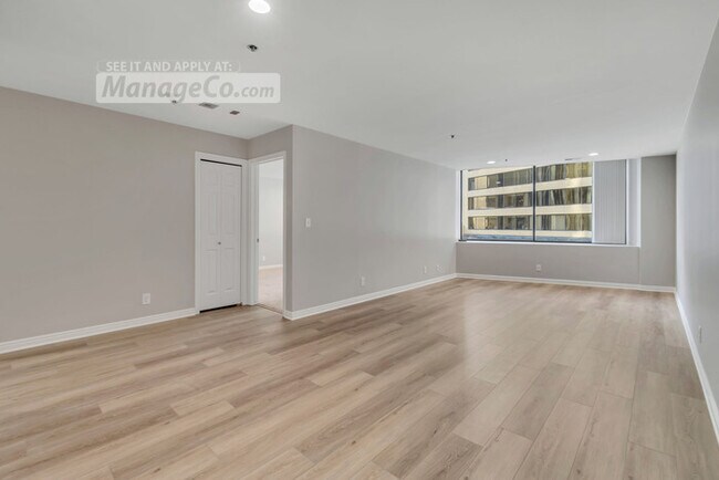 Building Photo - Chic 1BR/1.5BA Condo w/ Unbeatable Downtow...