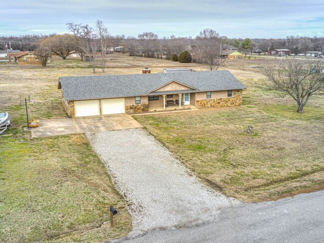 Building Photo - Beautiful 3 bedroom home in the heart of Coweta!