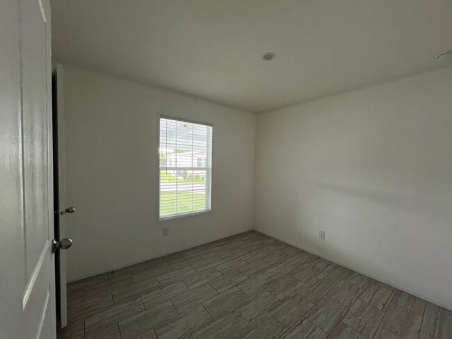 Building Photo - 24 Eland Dr