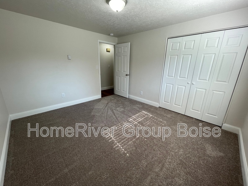 Building Photo - 102 N Homedale Ave