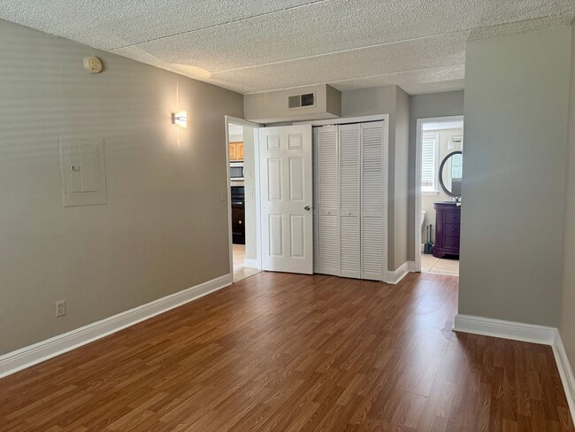Building Photo - 1 Bed/1 Bath Ground Floor Condo in recently renovated apartment community.