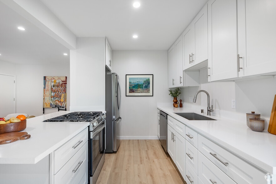 2BR, 1BA - 850SF - Kitchen - 1017 5th St