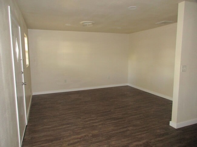 Building Photo - 1/1 Duplex with Carport