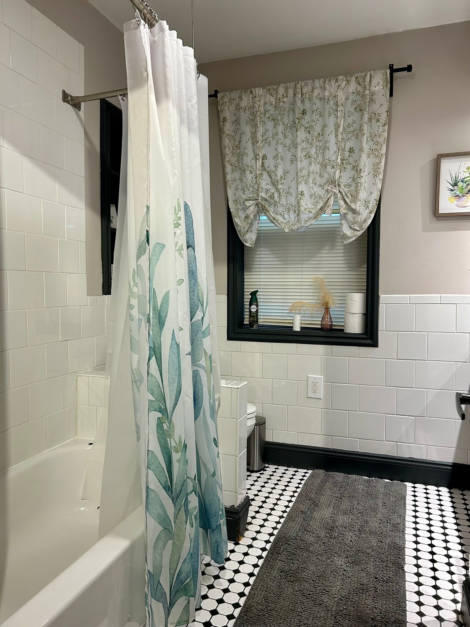 Building Photo - 225 E King St