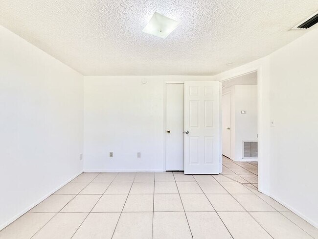 Building Photo - 7071 Bee Ridge Rd