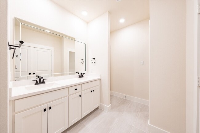 Building Photo - 813 Emerling Dr