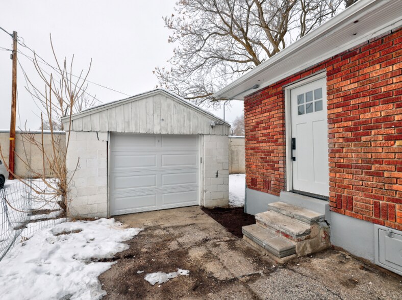 Building Photo - 2867 Kiesel Ave