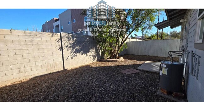 Building Photo - 3926 E Earll Dr