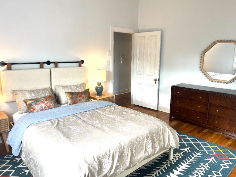 Building Photo - 250 E Market St