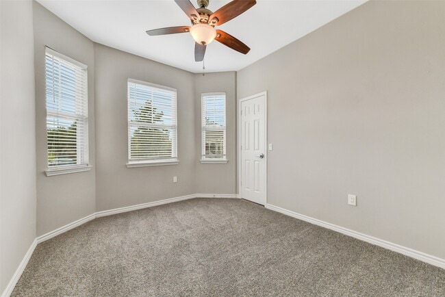 Building Photo - 4418 N Live Oaks Cir