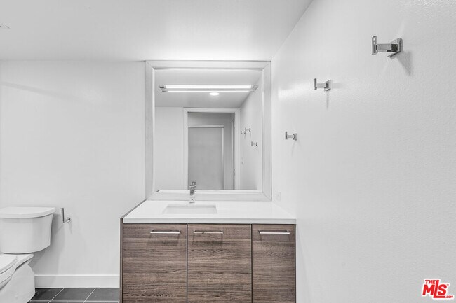 Building Photo - 901 Flower St