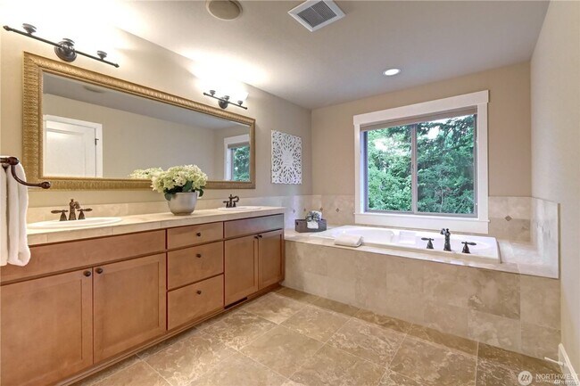 Building Photo - 4bd/2.5ba Kirkland House