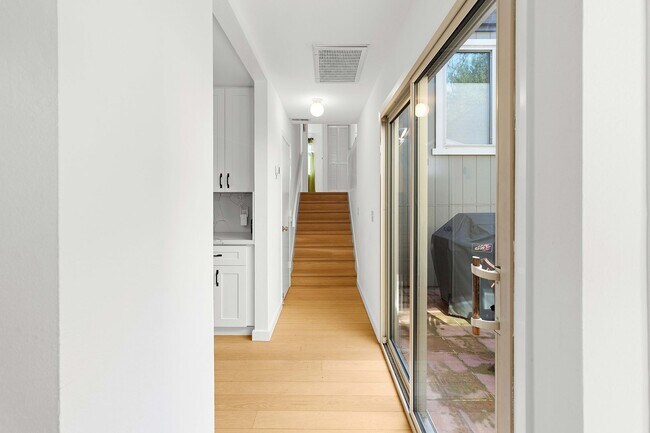 Building Photo - Spacious 2 Bed, 2 Bath Condo Near Downtown...