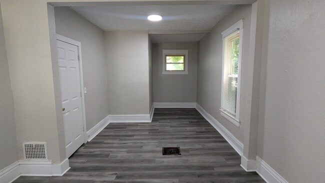 Building Photo - Discover this newly renovated 3-bedroom, 1-bath home in Akron