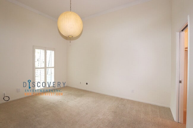 Building Photo - Contemporary North Berkeley Mid-Century 1 Bedroom Condominium