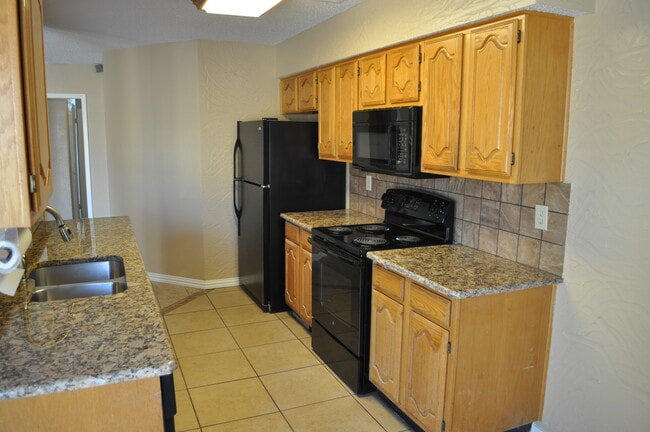 Building Photo - 2906 Kingswood Dr