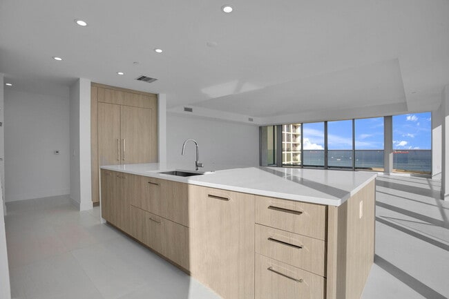 Building Photo - 153 N Seabreeze Blvd