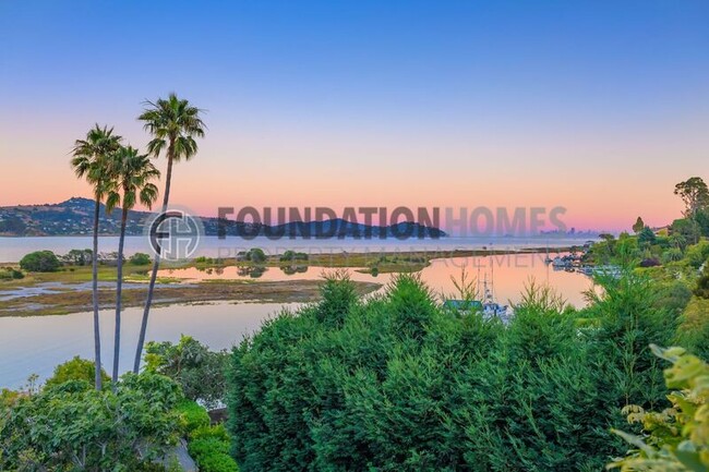 Building Photo - 325 E Strawberry Dr