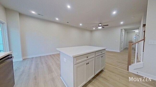 Building Photo - 208 Lograto Ln