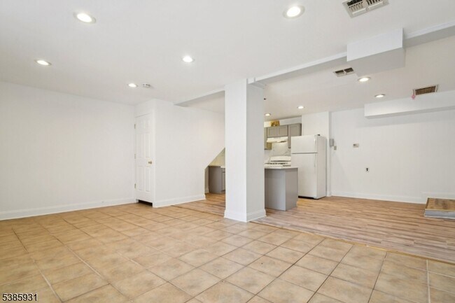 Building Photo - 109 S Orange Ave