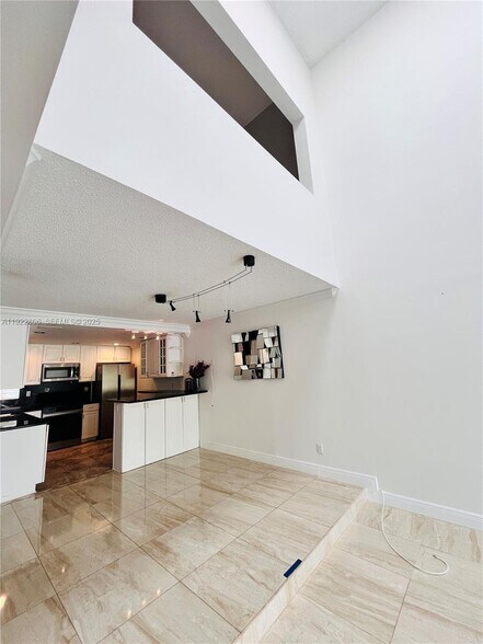 Building Photo - 253 Poinciana Island Dr