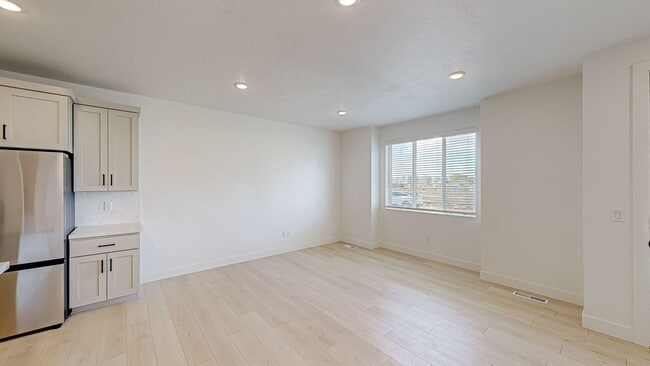 Building Photo - Stunning End Unit Townhome in Sunrise Ranch - Mapleton